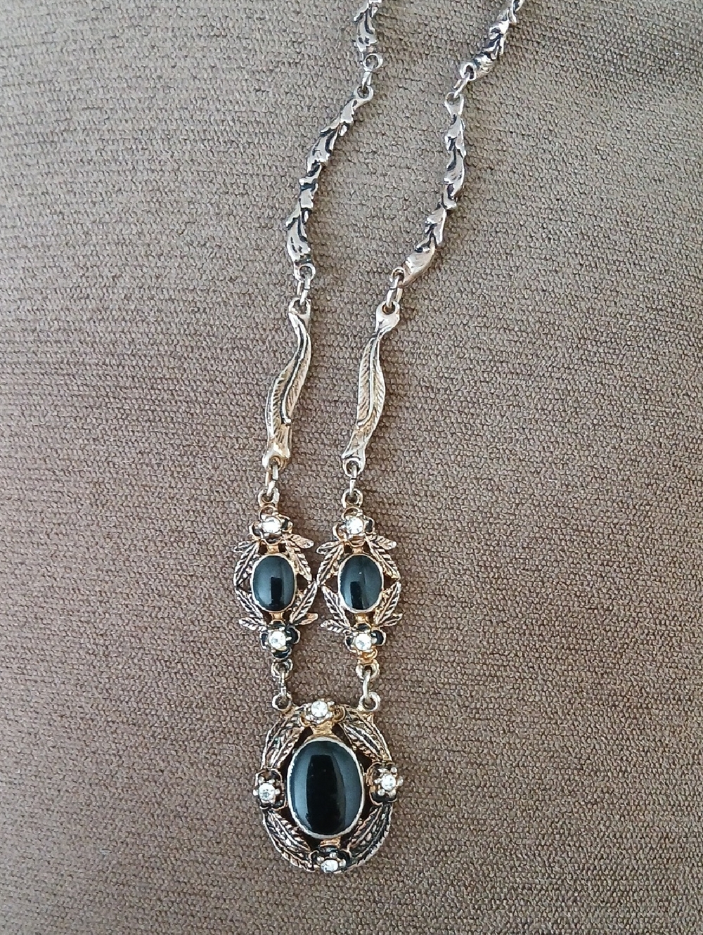 Antique-Style Black Stone Pendant Necklace for Women